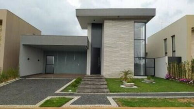Casa em condomínio com 4 quartos e 3 banheiros, ocupada