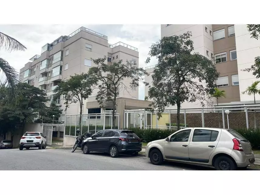 Apartamento com 3 vagas em leilão