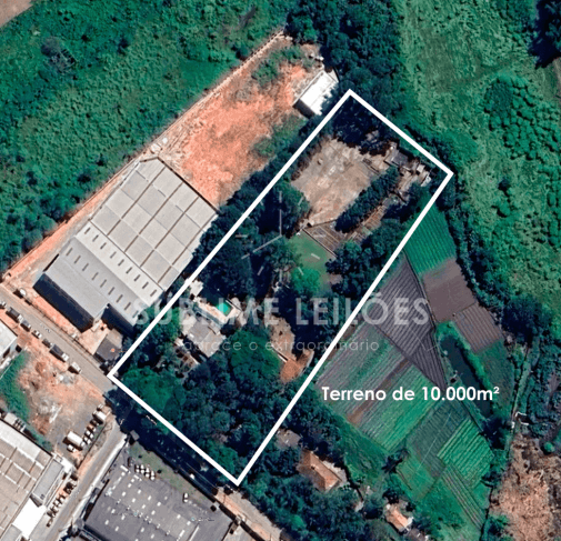 Terreno amplo com quadra, piscina e benfeitorias diversas