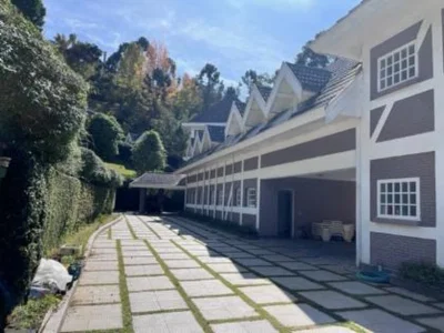 Casa ocupada com 541,58m² construídos e casa de caseiro