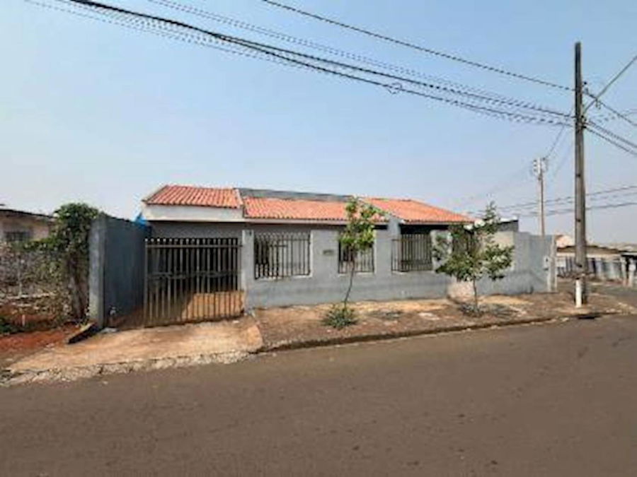 Casa padrão desocupada com amplo terreno em Apucarana