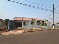 Casa padrão desocupada com amplo terreno em Apucarana