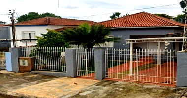 Casa com 5 cômodos e quintal em São João da Boa Vista