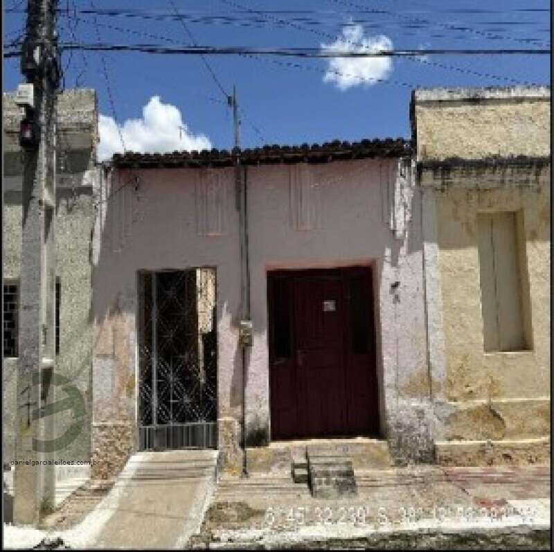 Casa com 5 quartos, 3 banheiros, 103m² construída, desocupada