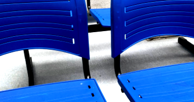 Diversos bens móveis em bom estado, lote com cadeiras, birôs e equipamentos