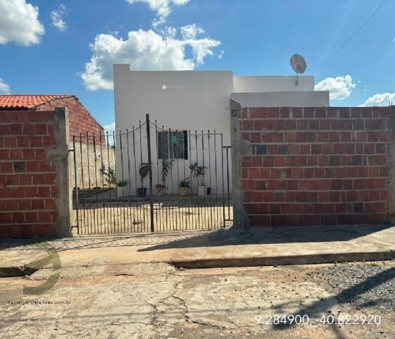 Casa com 2 Quartos e Varanda em Loteamento