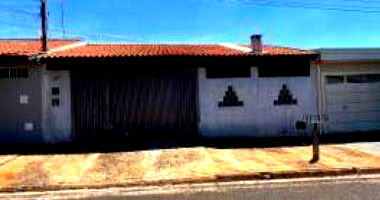 Casa Padrão Ocupada em Jaboticabal com 200 m² de Terreno