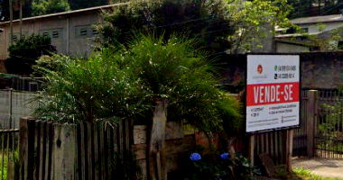 Terreno com casa de madeira em Curitiba - Oportunidade única!