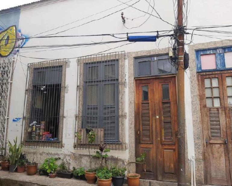 Casa com 69m² construídos, ocupada, em processo de desocupação