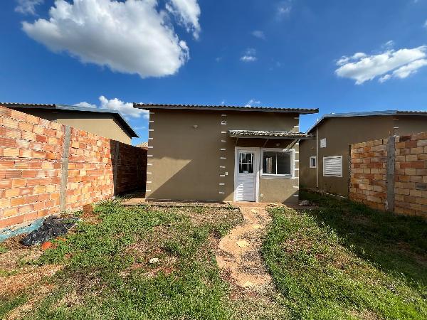 Casa 2 quartos, 1 banheiro, 48m² construída, 1 vaga garagem