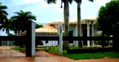Casa em Leilão com 920m² de Área Construída