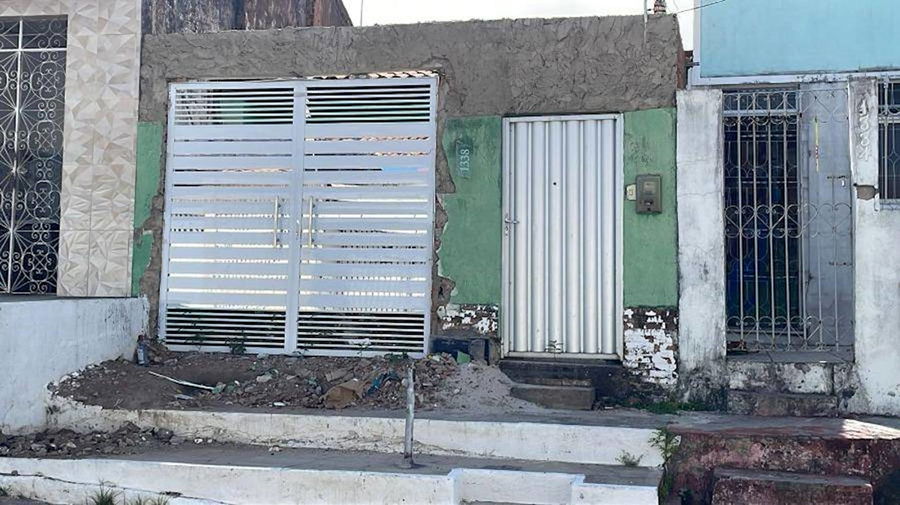 Casa padrão com 3 quartos e 2 banheiros, 73m² construída, ocupada