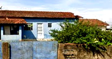 Terreno com Edificação Residencial Simples