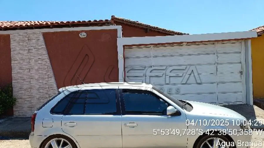Casa com 300m² de área privativa, 1 varanda, desocupada