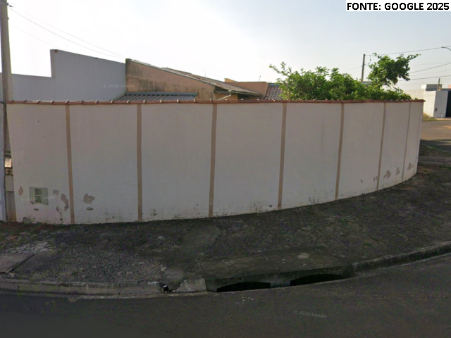 Casa com terreno de 253,54m², 3 quartos, 2 banheiros, ocupada