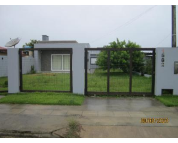 Casa desocupada com 220m² de área construída e ótima localização