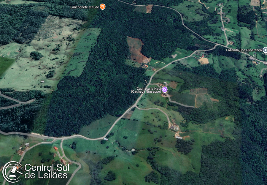 Terreno Rural com 50% de fração, 3 granjas e 2 casas de apoio