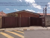 Casa com 3 Quartos e Área de Serviço em Jardim Guarani