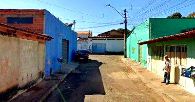 Residência com barracão e cômodo, 3 quartos, 2 banheiros, 2 vagas, 217m² construída