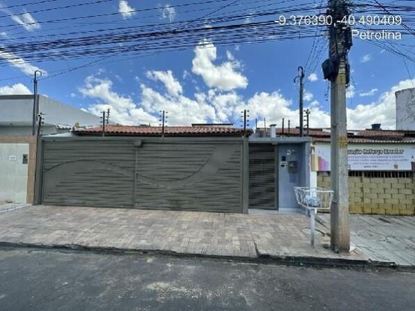Casa com 2 quartos e 1 banheiro, área total de 260m²