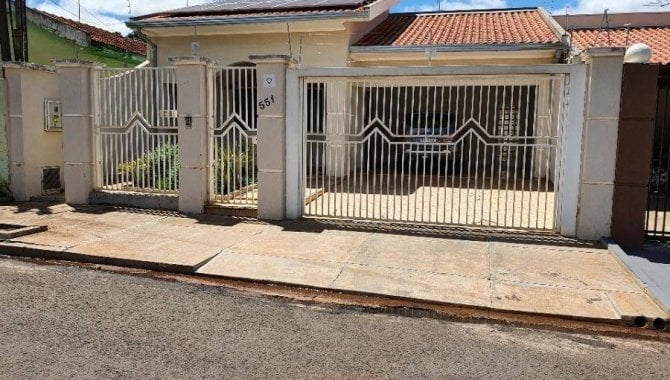 Casa padrão com 3 quartos e 4 banheiros em Ourinhos/SP