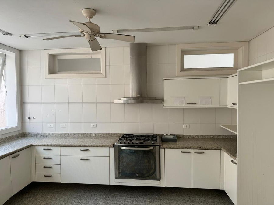 Luxuosa Casa de Alto Padrão com 7 Quartos e 5 Vagas em Guarujá