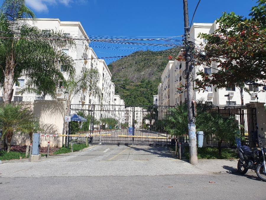 Apartamento com 1 Banheiro na Estrada de Camorim