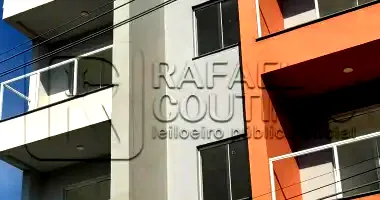 Apartamento com 1 suíte, varanda e vaga em Queimados/RJ