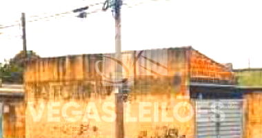 Terreno com Edificação Residencial Esquina