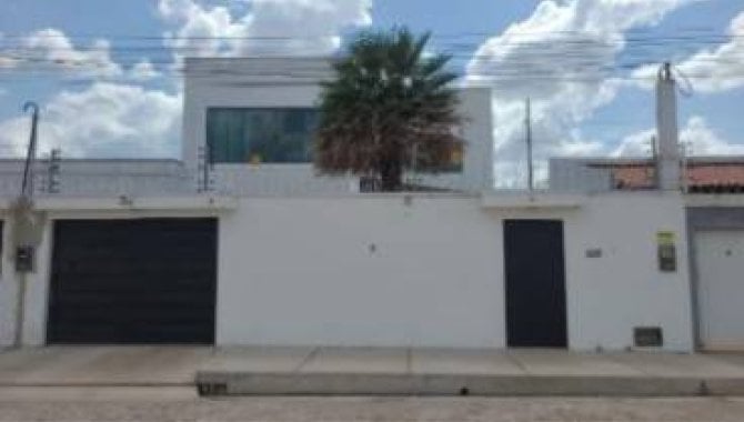 Casa com 4 quartos, 5 banheiros e 1 vaga de garagem