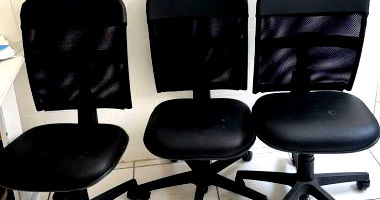 Lote 015 - Mobiliário de Escritório com Cadeiras e Birô