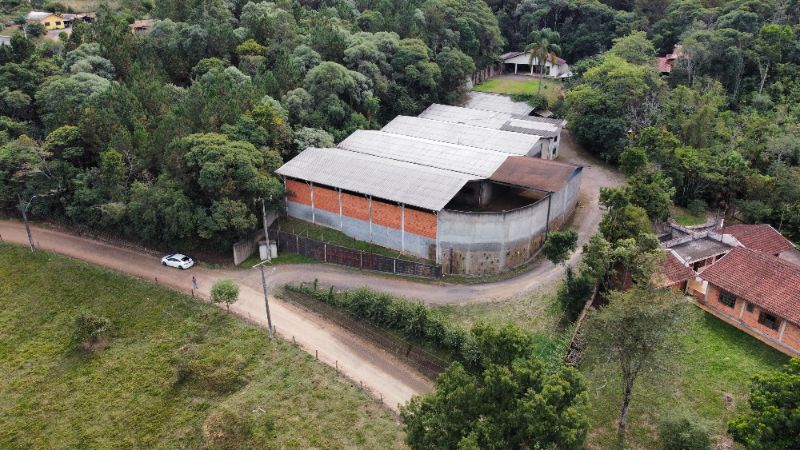Terreno urbano com 2.127m² e 5 galpões industriais