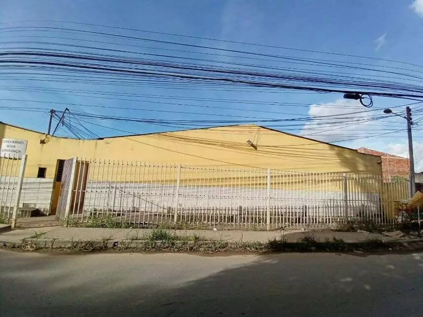 Casa desocupada com 48m² construídos em condomínio