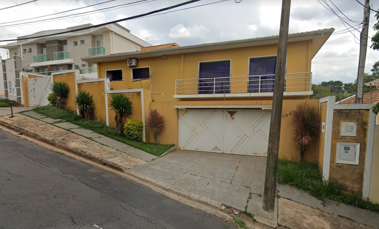 Casa com 3 suítes, 3 banheiros, 332,58 m² construída, desocupada