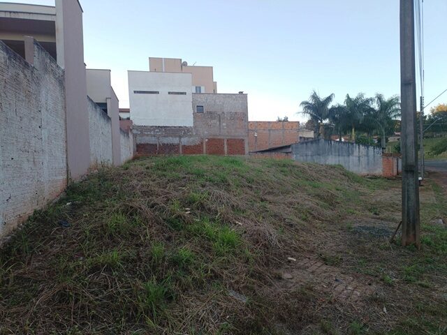 Terreno em declive de 295,41 m² no Jardim Paracatu