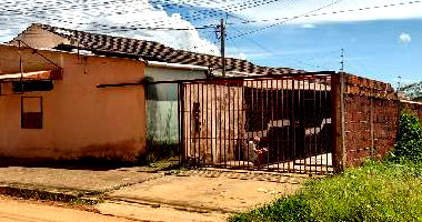 Casa com 2 quartos, varanda e área de serviço