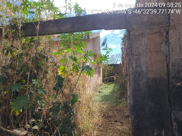 Casa com 3 quartos, 1 banheiro, 1 vaga, 59,9m² construída, desocupada