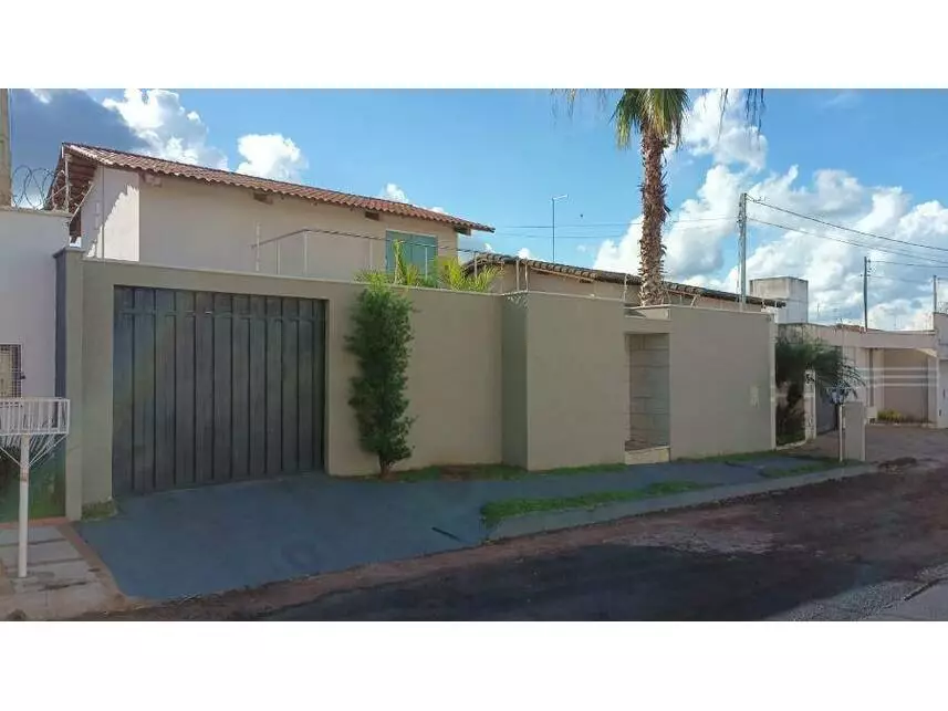 Casa em Leilão com 4 Quartos e 239m² Construída