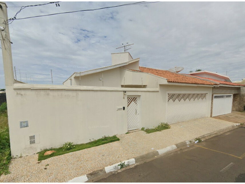 Casa em leilão com 2 vagas e 251m² de área construída