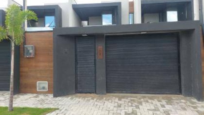 Casa em condomínio desocupada com 173m² e 3 dormitórios
