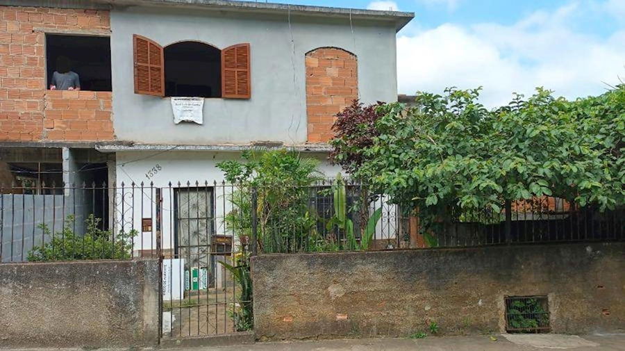 Casa Padrão Ocupada com 4 Dormitórios e 2 Banheiros