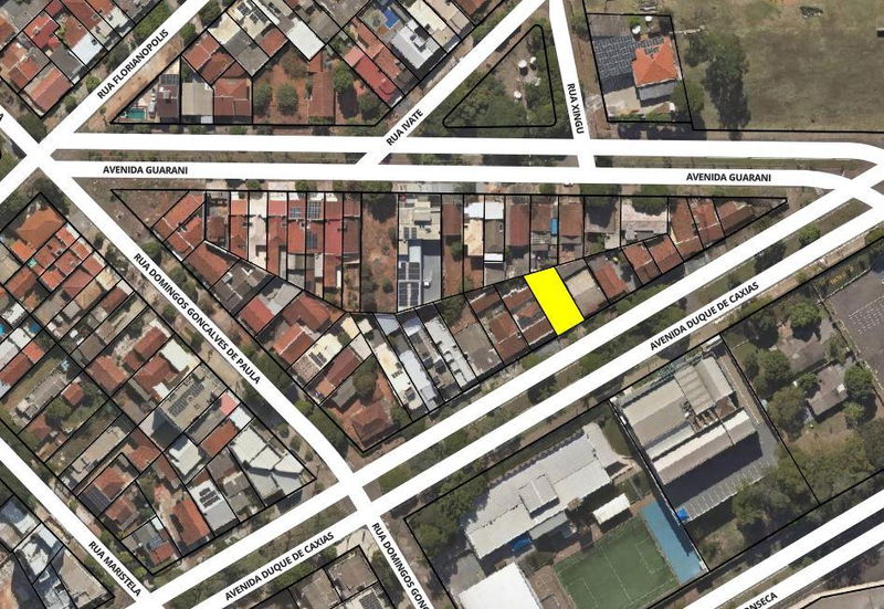 Terreno Urbano com residência em alvenaria, 296,76m², desocupado