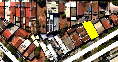 Terreno Urbano com residência em alvenaria, 296,76m², desocupado