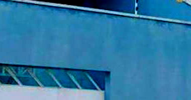 Casa padrão com 4 quartos, 3 banheiros e 2 vagas de garagem, ocupada