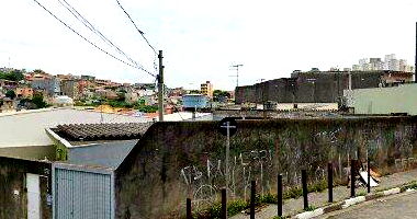 Casa com 2 vagas, área construída 408,05 m², imóvel ocupado