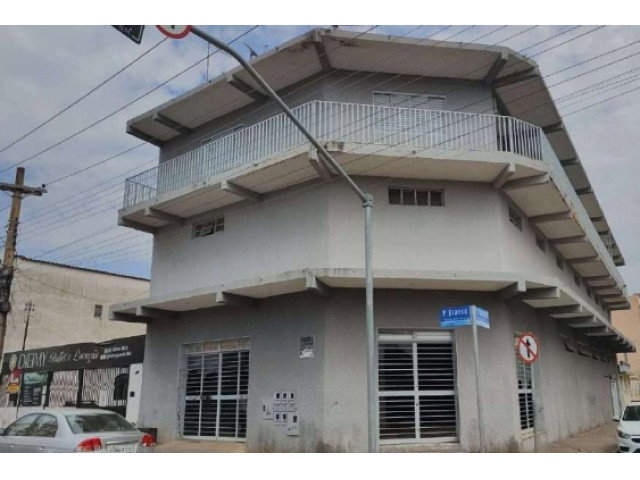 Prédio comercial com 7 apartamentos e 6 quartos, 279,45m²