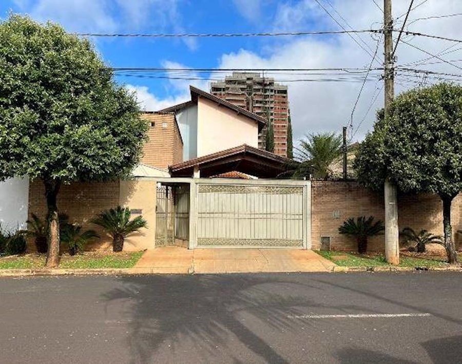 Casa padrão com 2 quartos, 4 banheiros, 2 salas e área construída ampla