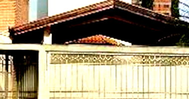 Casa padrão com 2 quartos, 4 banheiros, 2 salas e área construída ampla