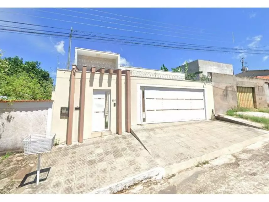 Casa desocupada com 201m² de área construída e 381m² de terreno