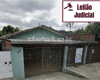 Casa em terreno de 276 m² com construção